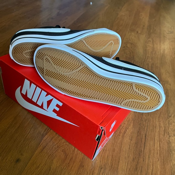 Nike NEW Court Legacy Sneakers Black White, boys/mens size 6Y - Picture 4 of 8